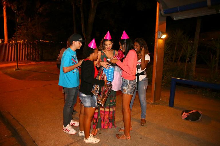 Bruna Marquezine comemora seu aniversário com os fãs