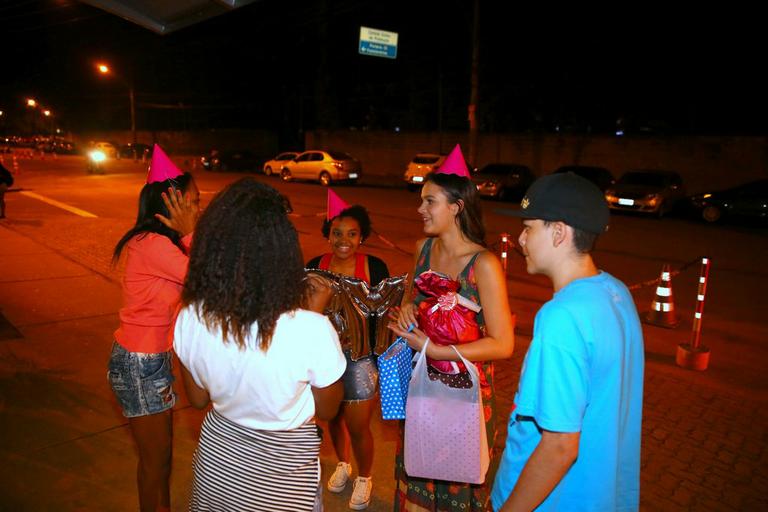 Bruna Marquezine comemora seu aniversário com os fãs