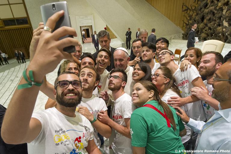 Papa Francisco recebe jovens brasileiros do Movimento Eucarístico Jovem no Vaticano