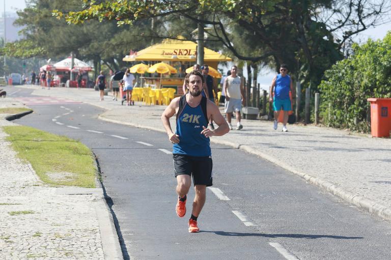 Rafael Cardoso corre na orla da Barra da Tijuca, no Rio