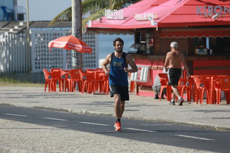 Rafael Cardoso corre na orla da Barra da Tijuca, no Rio