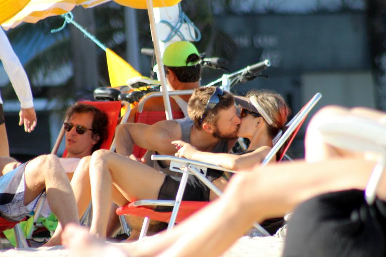 Fernanda Lima e Rodrigo Hilbert trocam beijos em praia do Rio