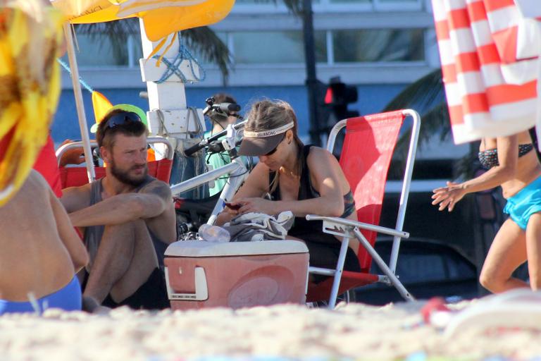 Fernanda Lima e Rodrigo Hilbert curtem tarde em praia no Rio