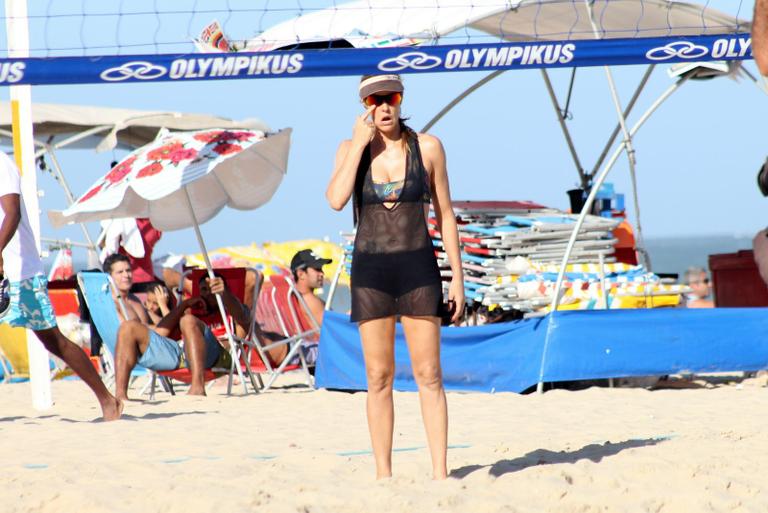 Fernanda Lima joga futevôlei com amigos na praia do Leblon