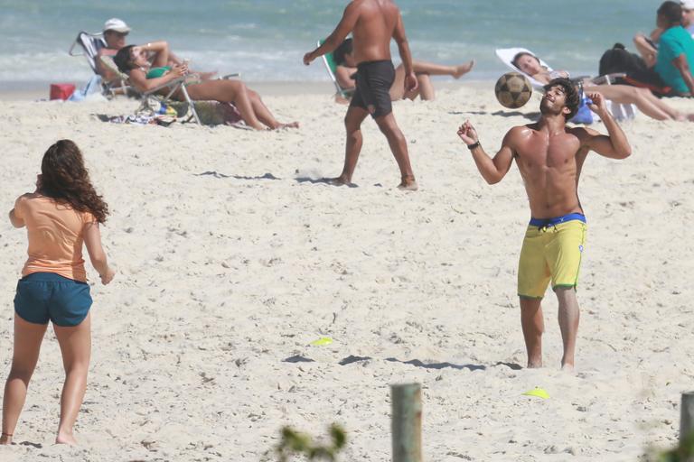 Hugo Moura esbanja boa forma na praia da Barra da Tijuca
