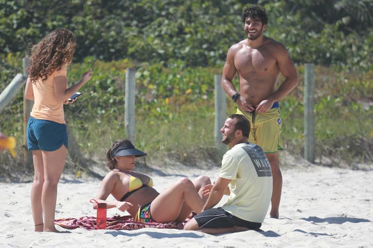 Deborah Secco e Hugo Moura malham juntos em praia do Rio