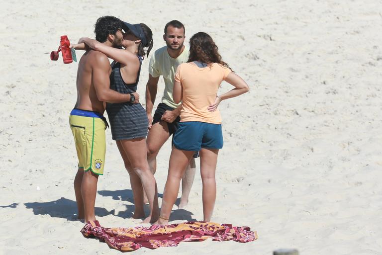 Deborah Secco e Hugo Moura namoram em praia do Rio