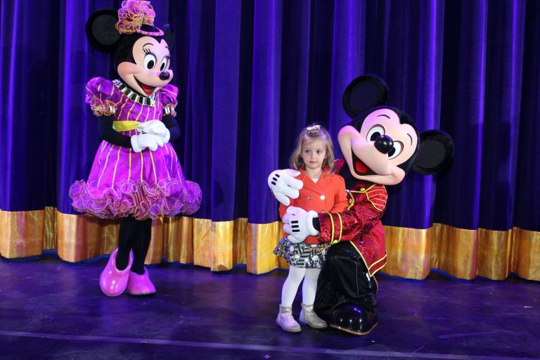 Eva, filha de Angélica e Luciano Huck, rouba a cena em estreia de espetáculo da Disney