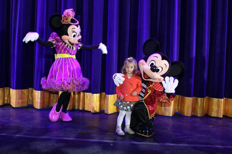 Eva, filha de Angélica e Luciano Huck, rouba a cena em estreia de espetáculo da Disney