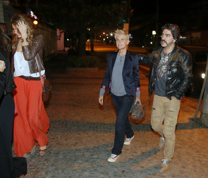 Após estreia na Record, Xuxa janta com Sasha e Junno no Rio