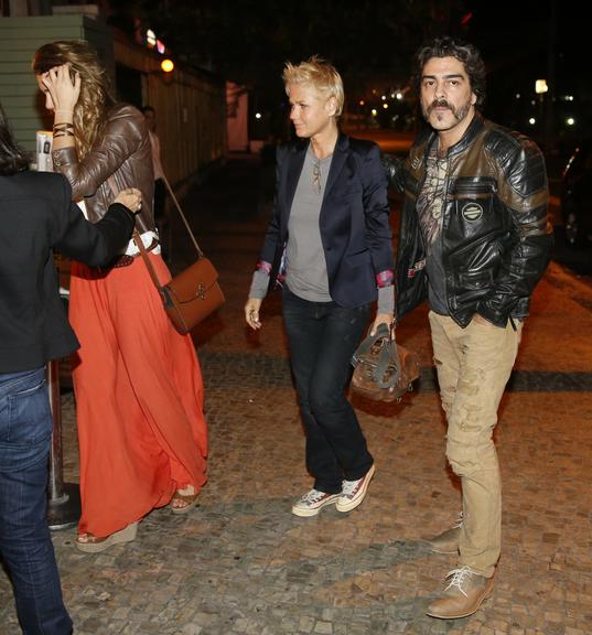 Após estreia na Record, Xuxa janta com Sasha e Junno no Rio