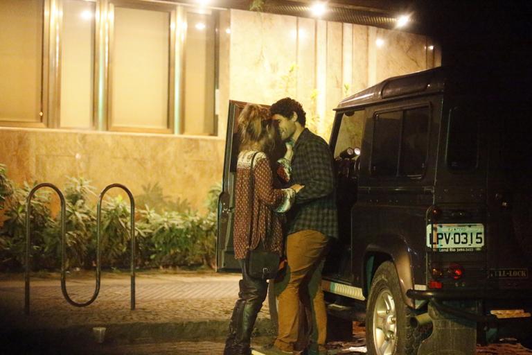 Dudu Azevedo conversa e troca beijos com loira no Rio de Janeiro