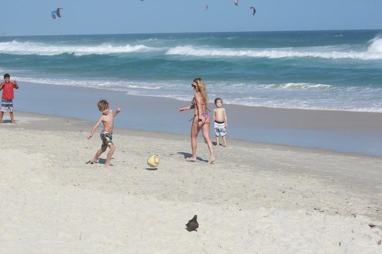 Danielle Winits curte praia com os filhos