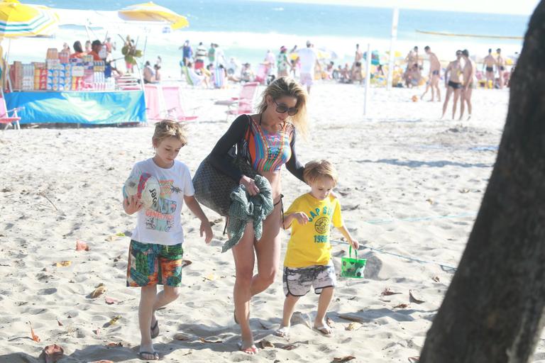 Danielle Winits curte praia com os filhos