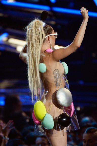 Os looks de Miley Cyrus no MTV Music Video Awards 2015