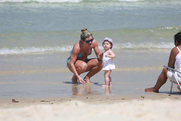 Mirella Santos exibe corpo sarado em dia de praia com a filha