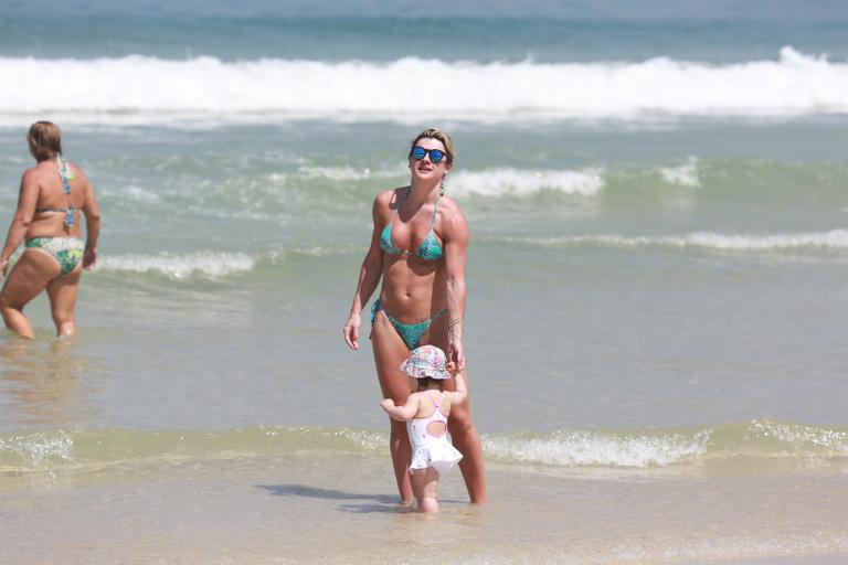 Mirella Santos exibe corpo sarado em dia de praia com a filha