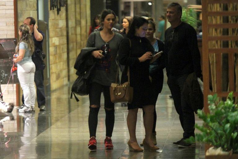 Bruna Marquezine passeia com os pais e a irmã em shopping no Rio