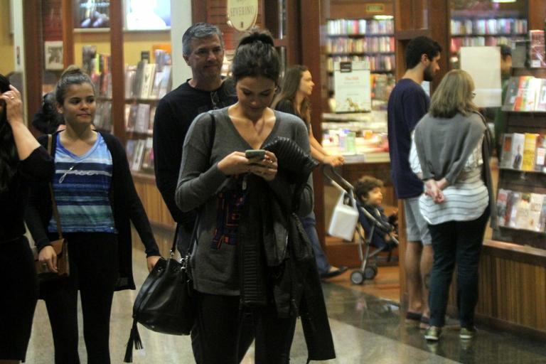 Bruna Marquezine passeia com os pais e a irmã em shopping no Rio