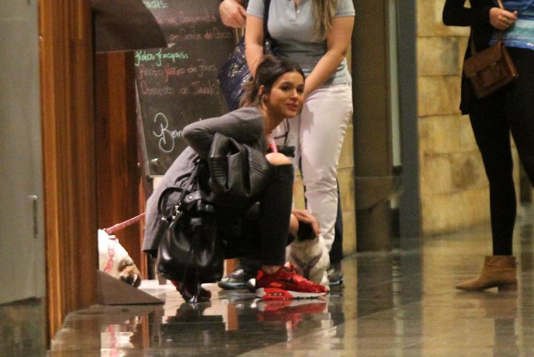 Bruna Marquezine brinca com cachorrinho em shopping
