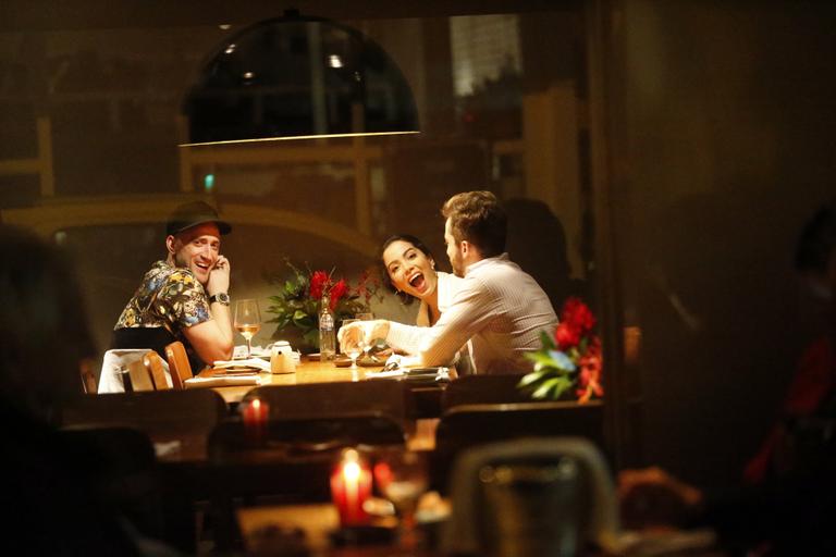 Paulo Gustavo janta com o namorado e Anitta em restaurante no Rio