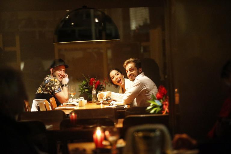 Paulo Gustavo janta com o namorado e Anitta em restaurante no Rio