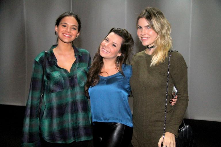 Bruna Marquezine, Fernanda Souza e Julia Faria juntas no teatro