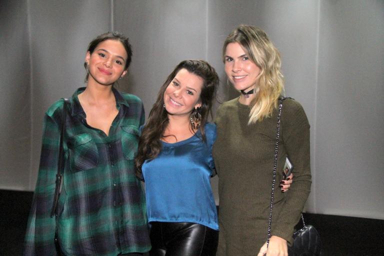 Bruna Marquezine, Fernanda Souza e Julia Faria juntas no teatro