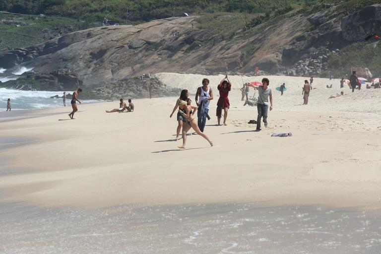 Bruna Linzmeyer grava cenas de A Regra do Jogo com colegas em praia do Rio