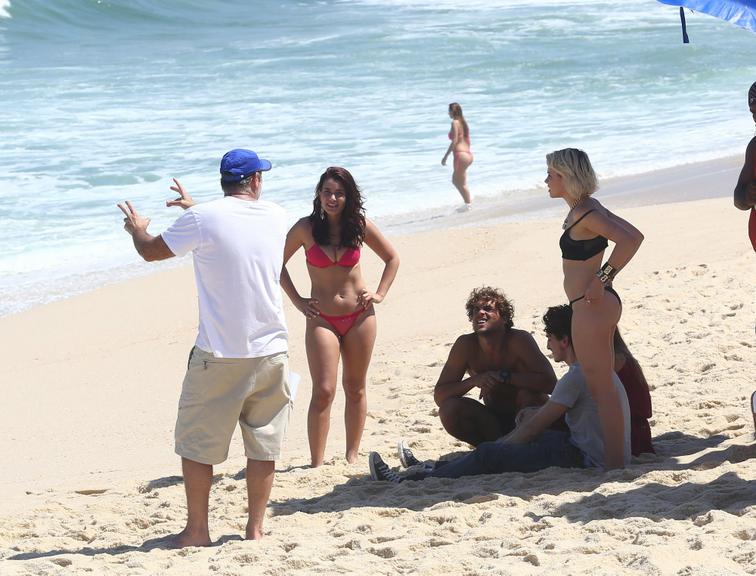 Atores gravam cenas de A Regra do Jogo em praia no Rio