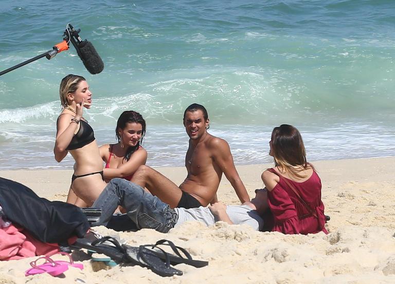 Atores gravam cenas de A Regra do Jogo em praia no Rio