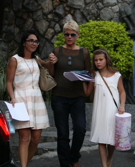 Xuxa e família vão à missa do 7º dia do irmão, Cirano