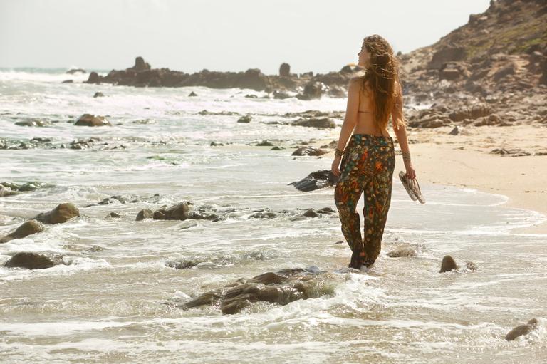 Só de biquíni, Rayanne Morais exibe corpão em ensaio de moda na praia
