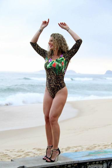 Ex-Paquita Miúxa faz ensaio fotográfico na praia