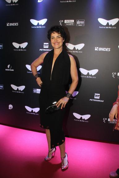 Ana Paula Arósio posa sorridente no Festival de Cinema do Rio de Janeiro