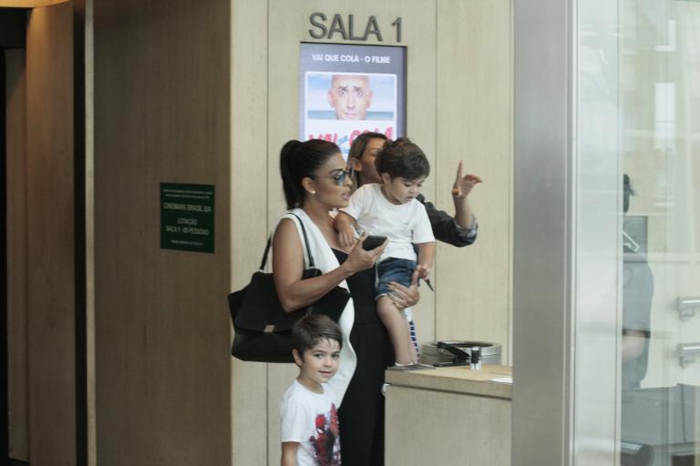 Juliana Paes com os filhos, Pedro e Antônio