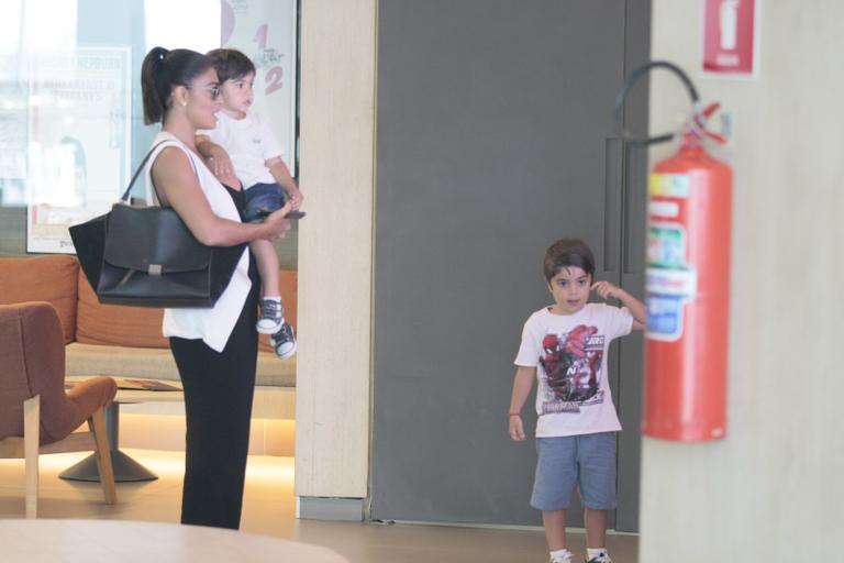 Juliana Paes com os filhos, Pedro e Antônio