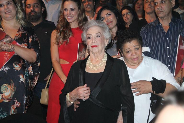 Dona Odete, mãe de Claudia Raia, se emociona na estreia de musical no Rio