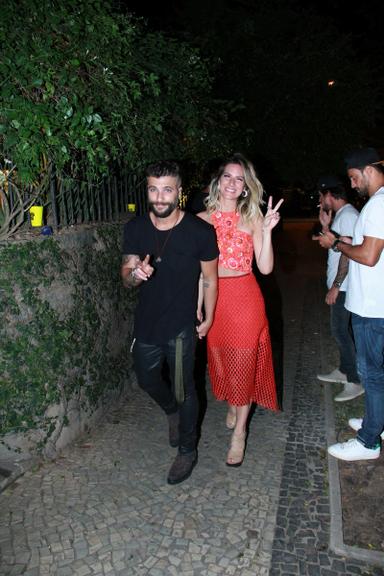 Bruno Gagliasso e Giovanna Ewbank curtem festa de Piny Montoro em Ipanema