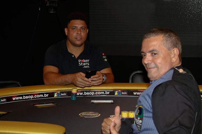 Ronaldo Nazário recebe vips em jogo de pôquer