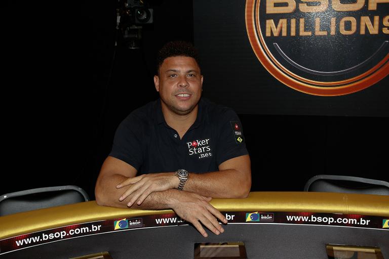 Ronaldo Nazário recebe vips em jogo de pôquer