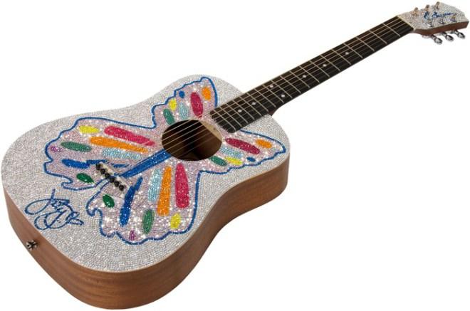 Katy Perry leiloa violão coberto de swarovski 