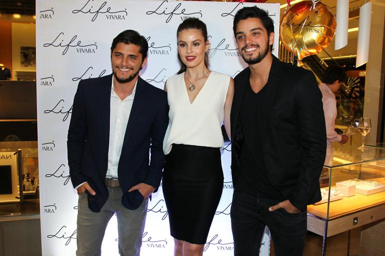 Camila Queiroz, Bruno Gissoni e Rodrigo Simas em evento de beleza