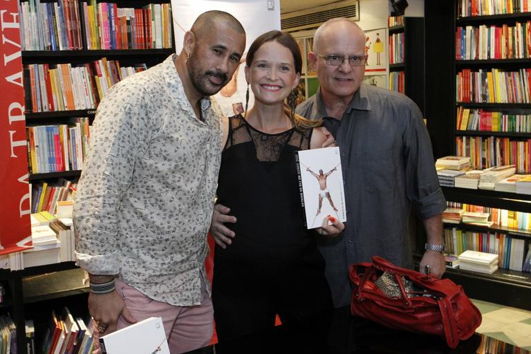 Famosos prestigiam lançamento de livro no Rio de Janeiro