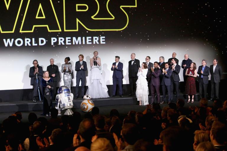 Elenco comparece na estreia mundial de 'Star Wars'