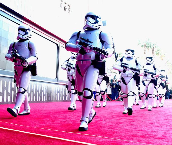 Elenco comparece na estreia mundial de 'Star Wars'