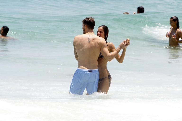 Izabel Goulart curte praia com Kevin Trapp no Rio