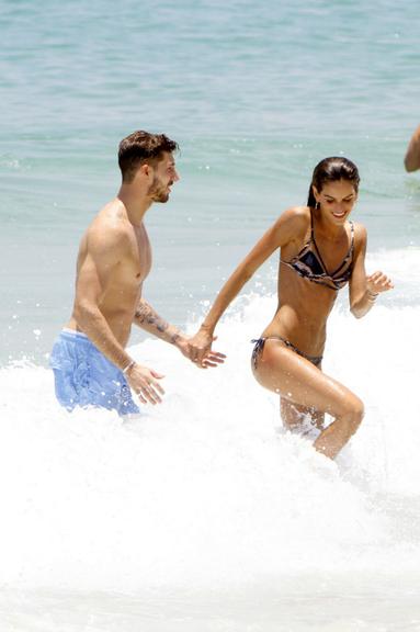 Izabel Goulart troca carinhos com o namorada na praia de Ipanema