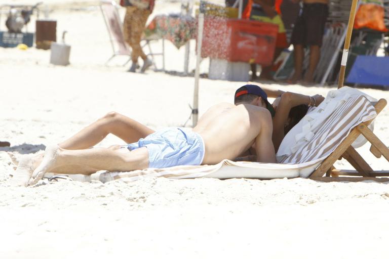 Izabel Goulart troca carinhos com o namorada na praia de Ipanema