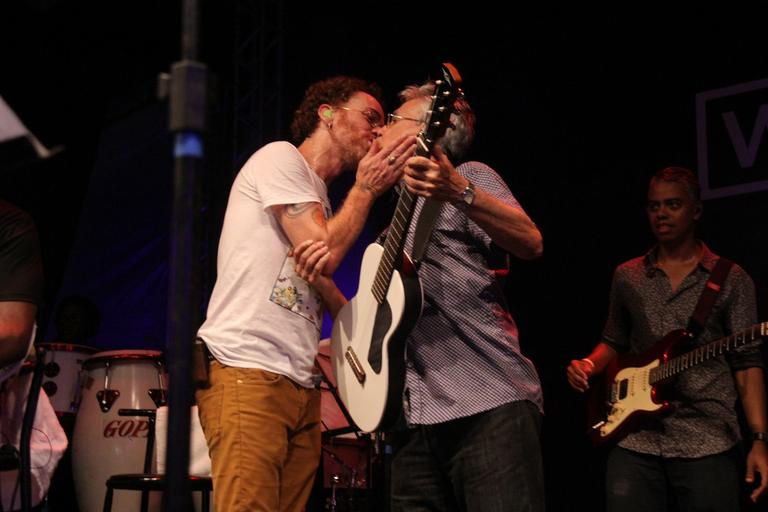 Caetano Veloso e Nando Reis dão beijo em show
